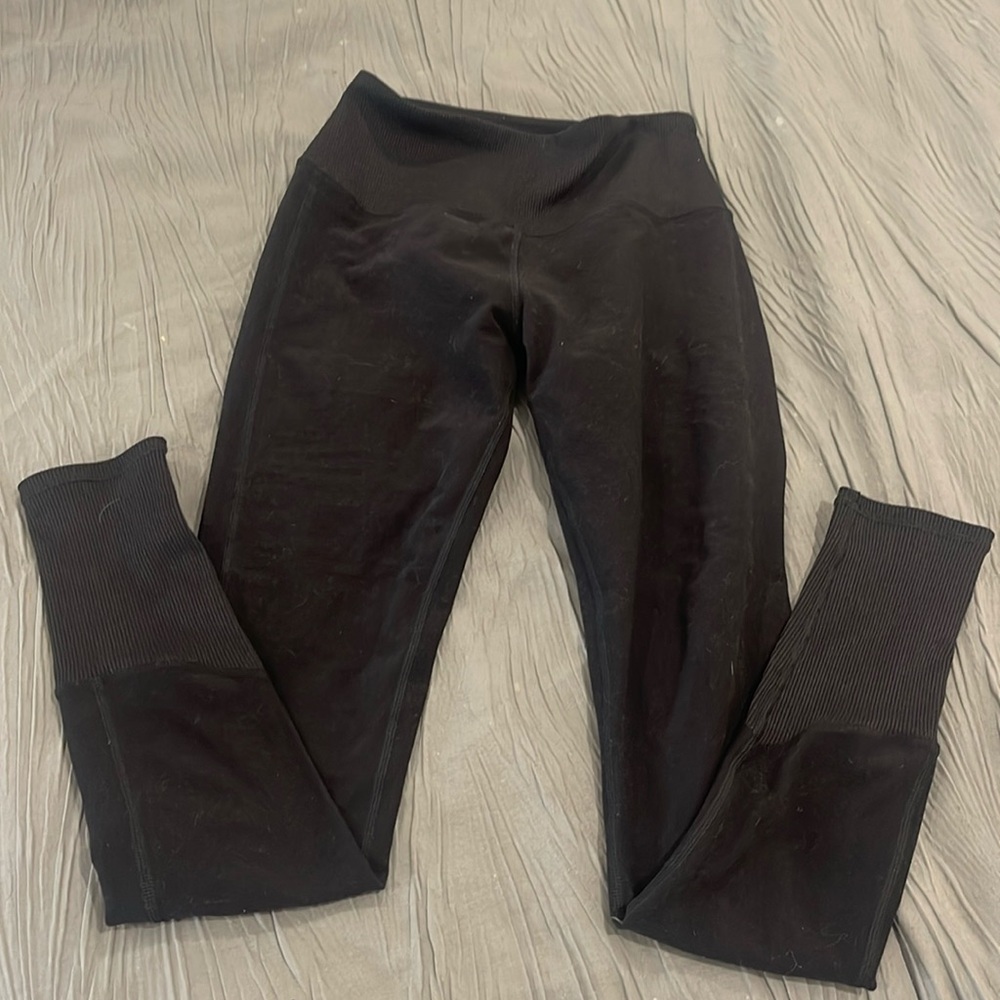 Alo black leggings ribbed at waist and bottom of leg size xs